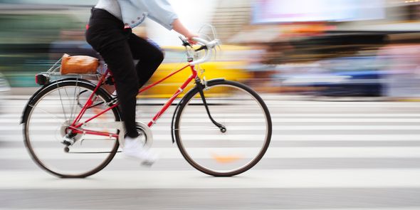 Image d'un vélo en mouvement avec la scène en arrière-plan floue